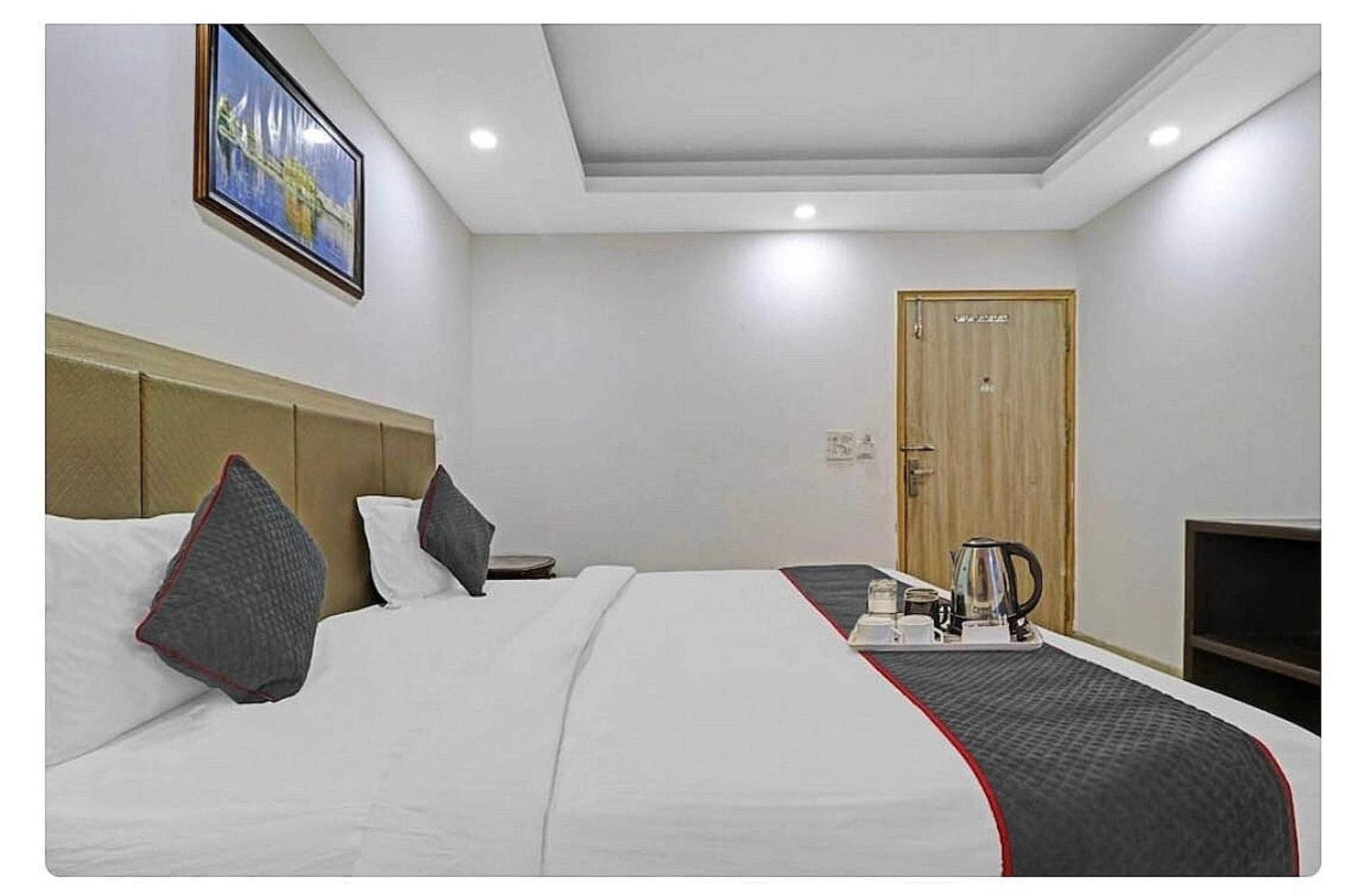 Super Hotel O Mahal Új-Delhi Kültér fotó