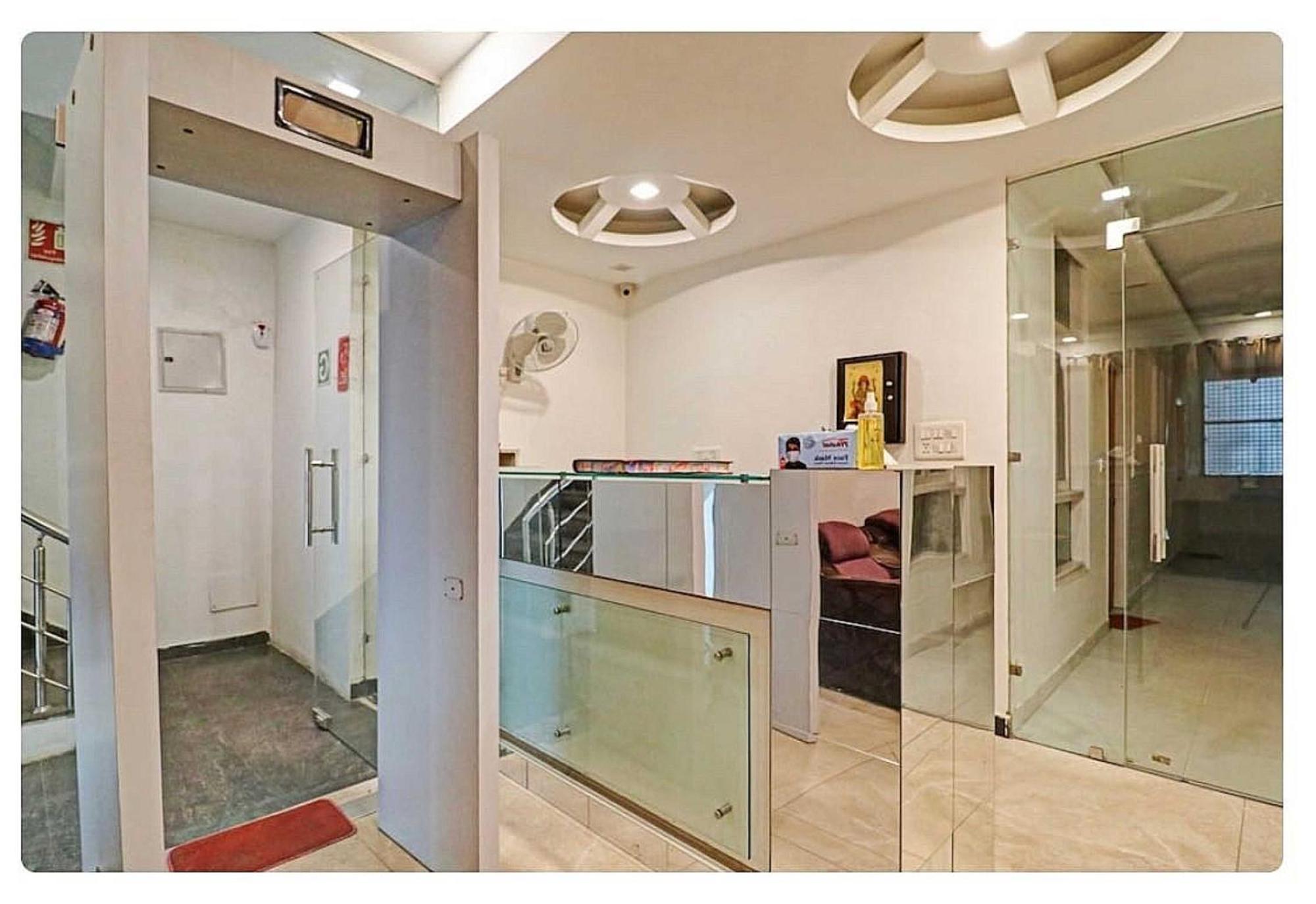 Super Hotel O Mahal Új-Delhi Kültér fotó