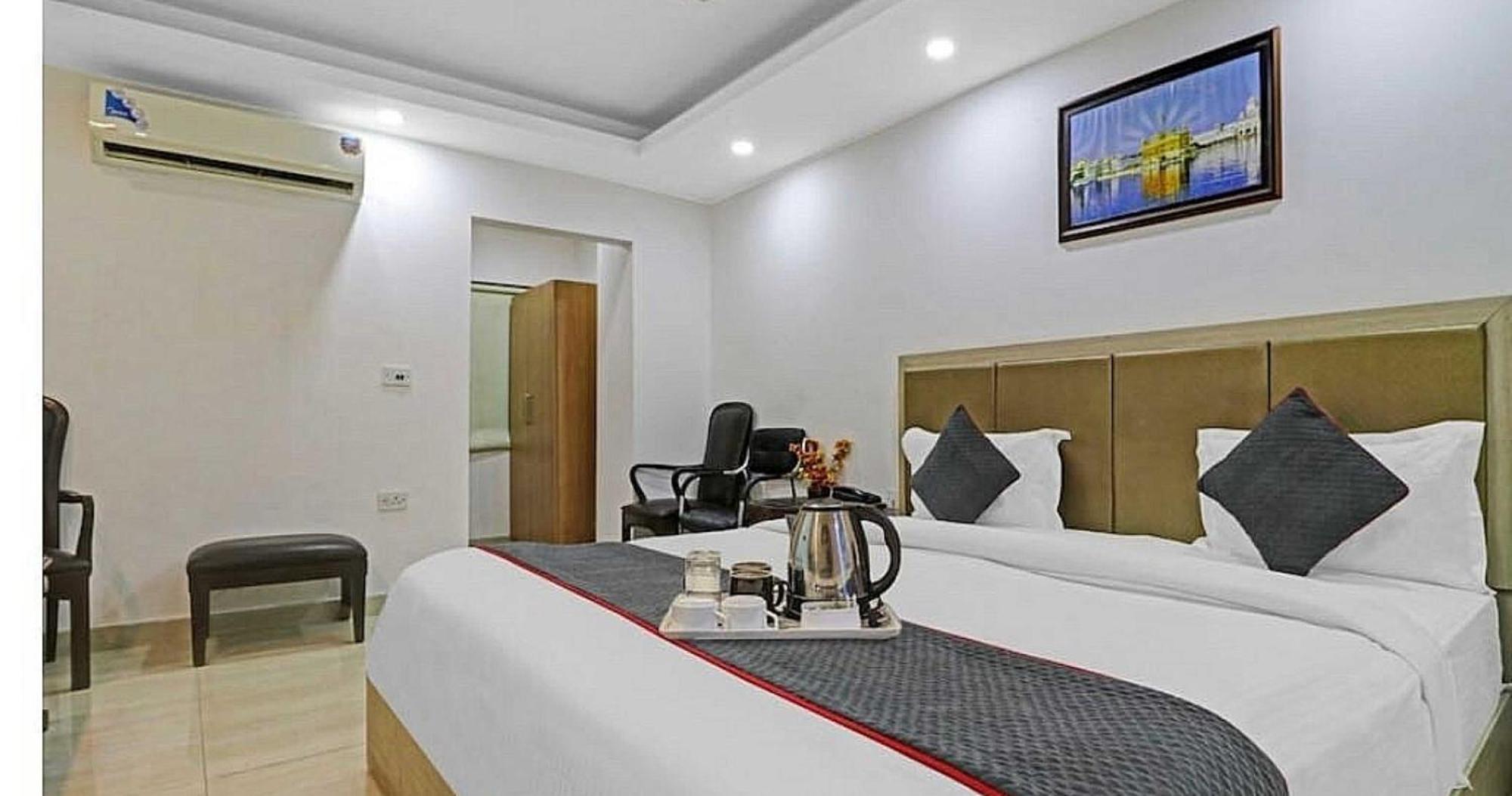 Super Hotel O Mahal Új-Delhi Kültér fotó