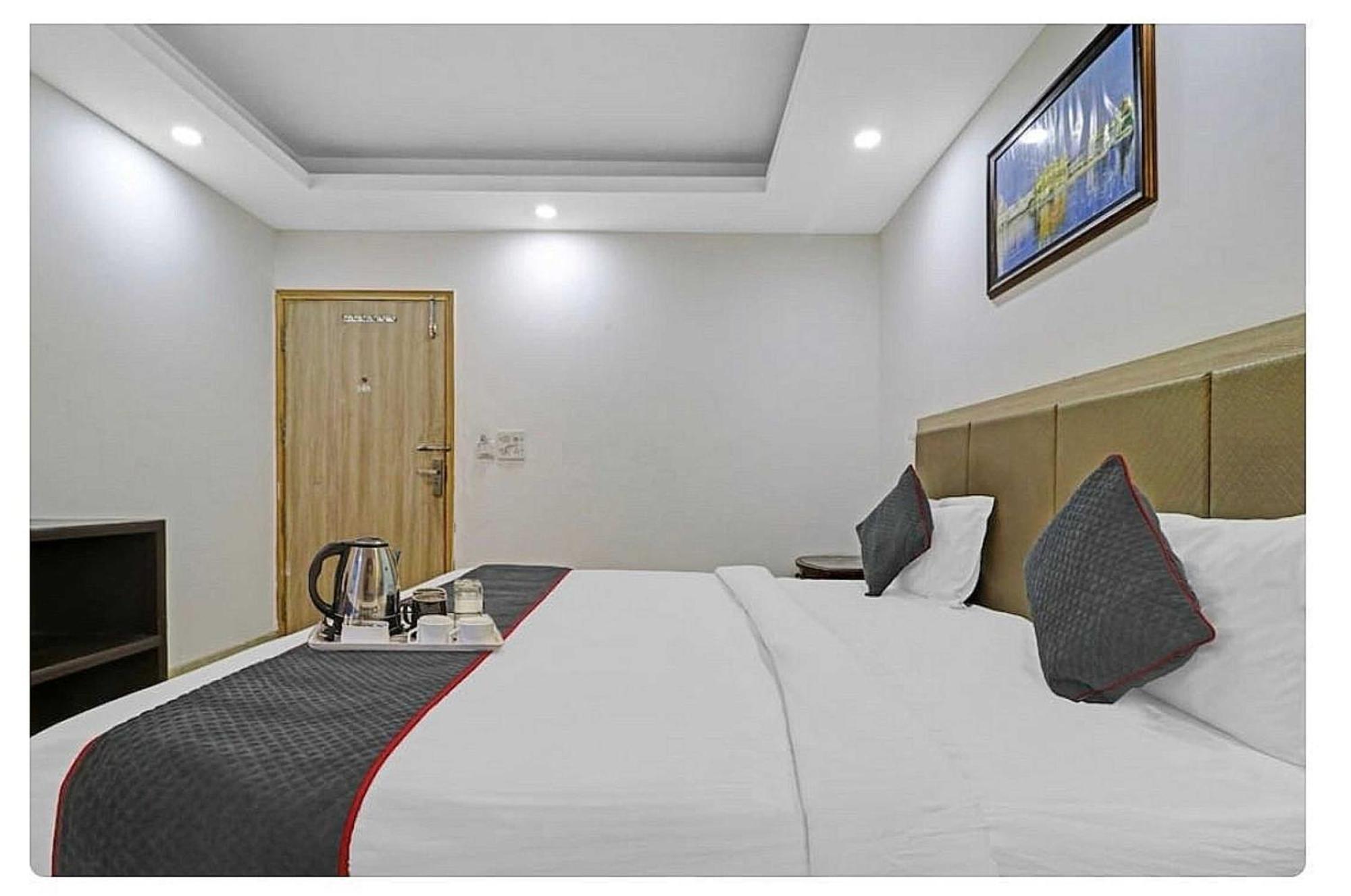 Super Hotel O Mahal Új-Delhi Kültér fotó